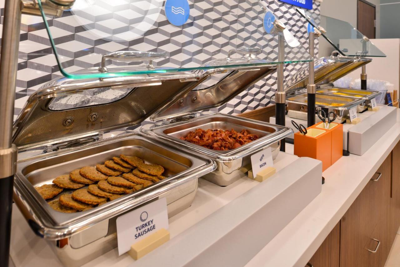 Holiday Inn Express & Suites Charlottesville By Ihg Bagian luar foto
