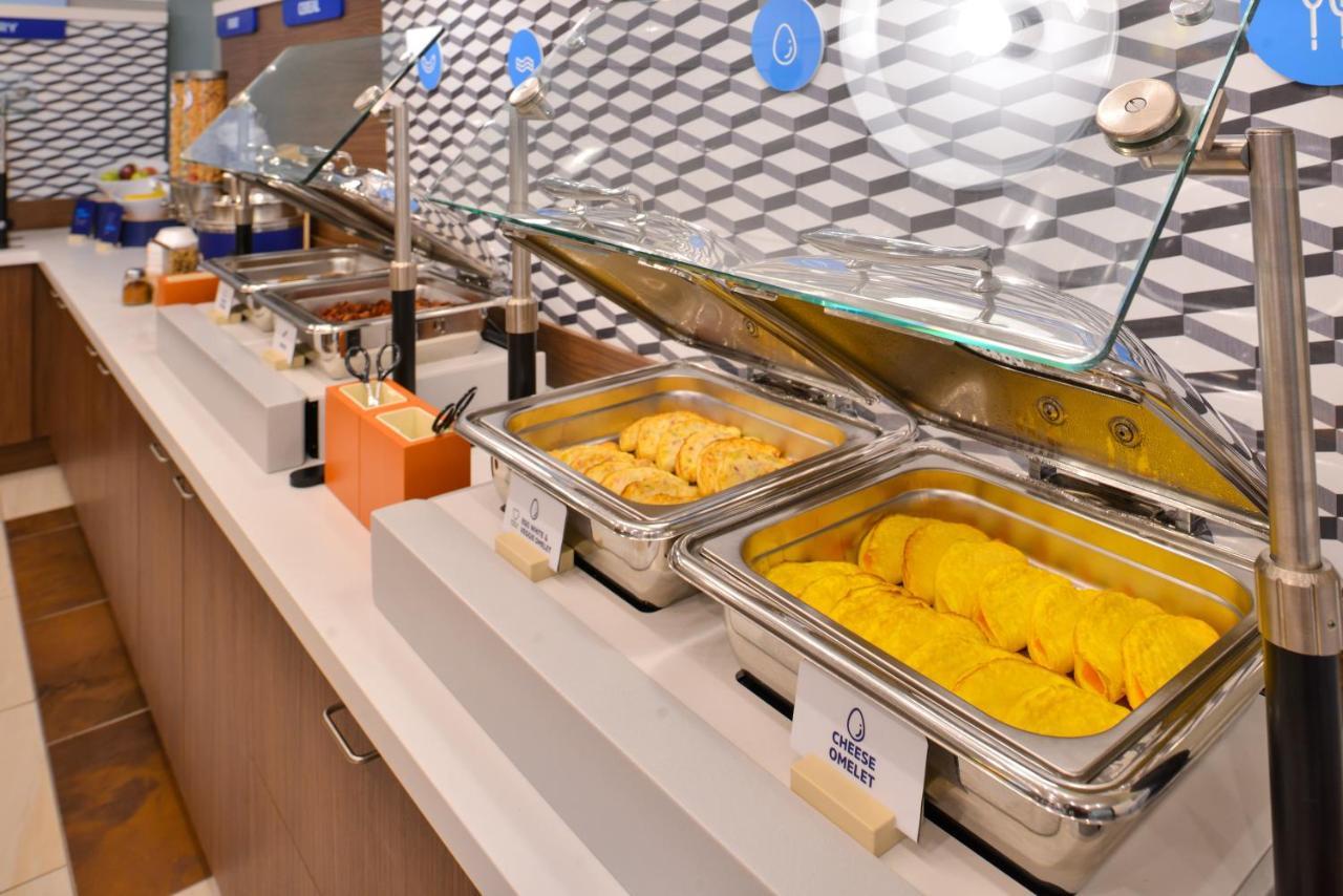 Holiday Inn Express & Suites Charlottesville By Ihg Bagian luar foto