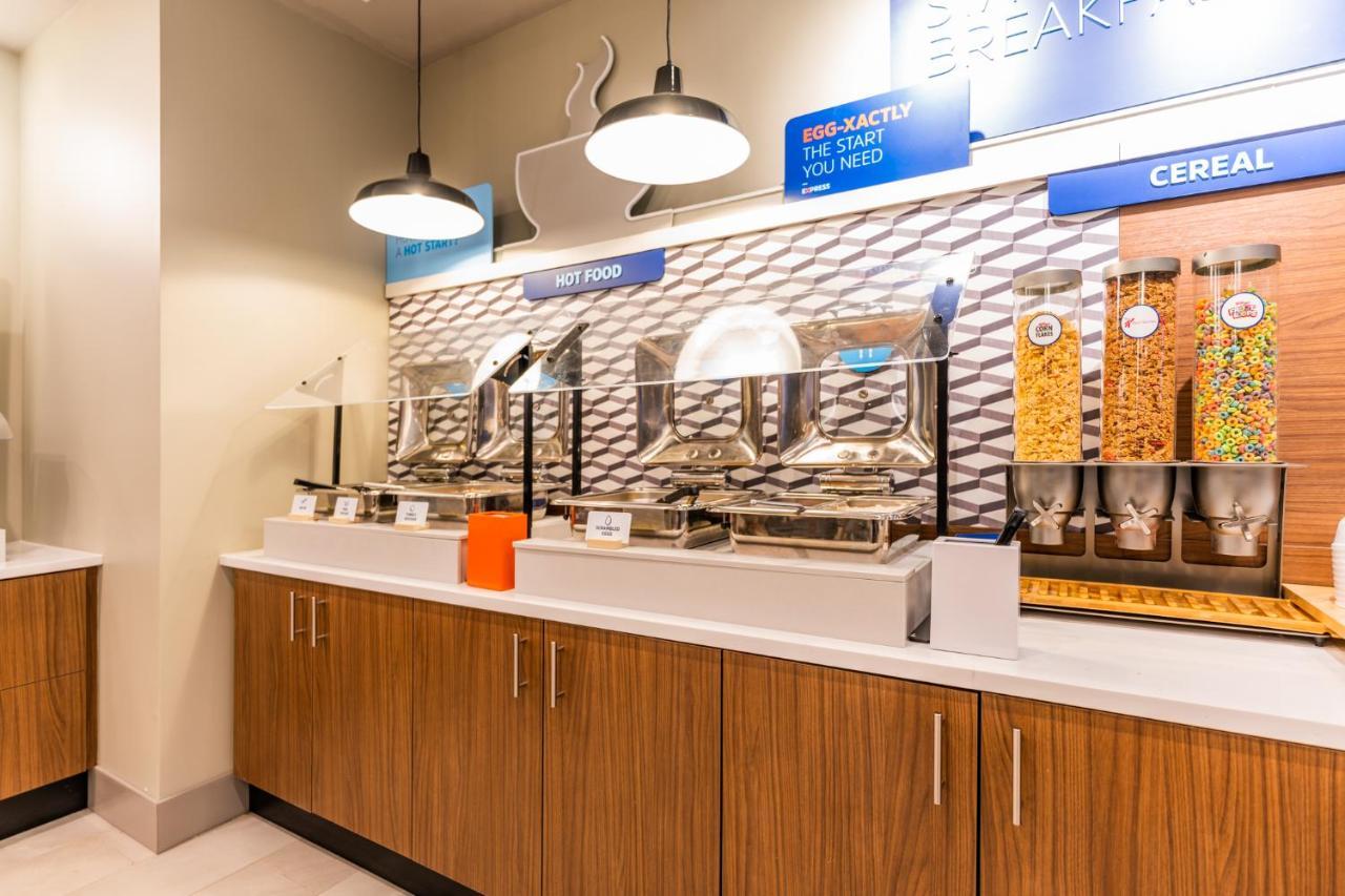 Holiday Inn Express & Suites Charlottesville By Ihg Bagian luar foto