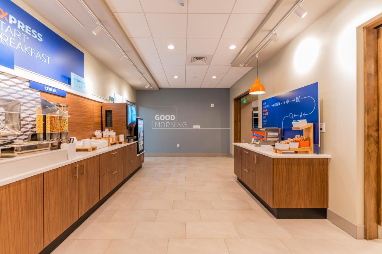 Holiday Inn Express & Suites Charlottesville By Ihg Bagian luar foto
