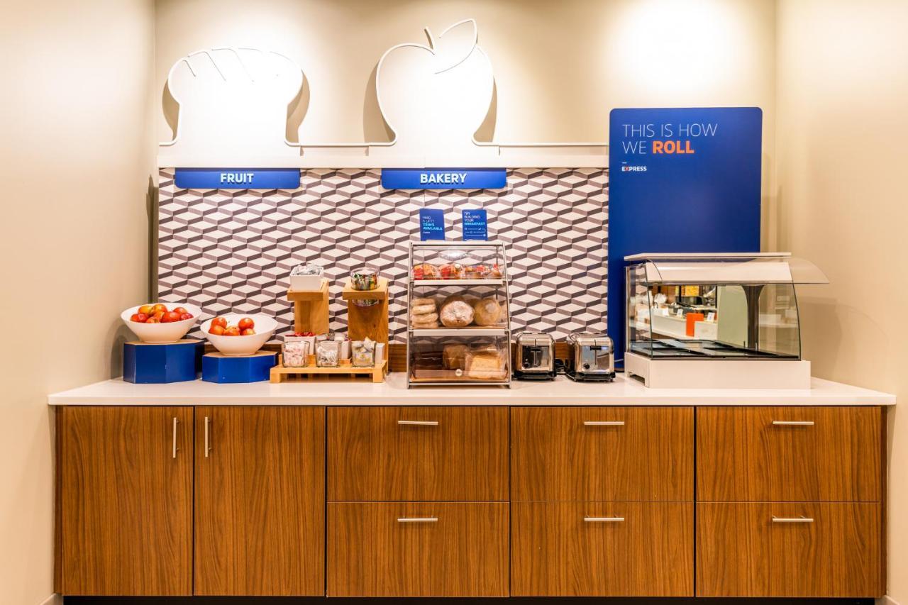Holiday Inn Express & Suites Charlottesville By Ihg Bagian luar foto