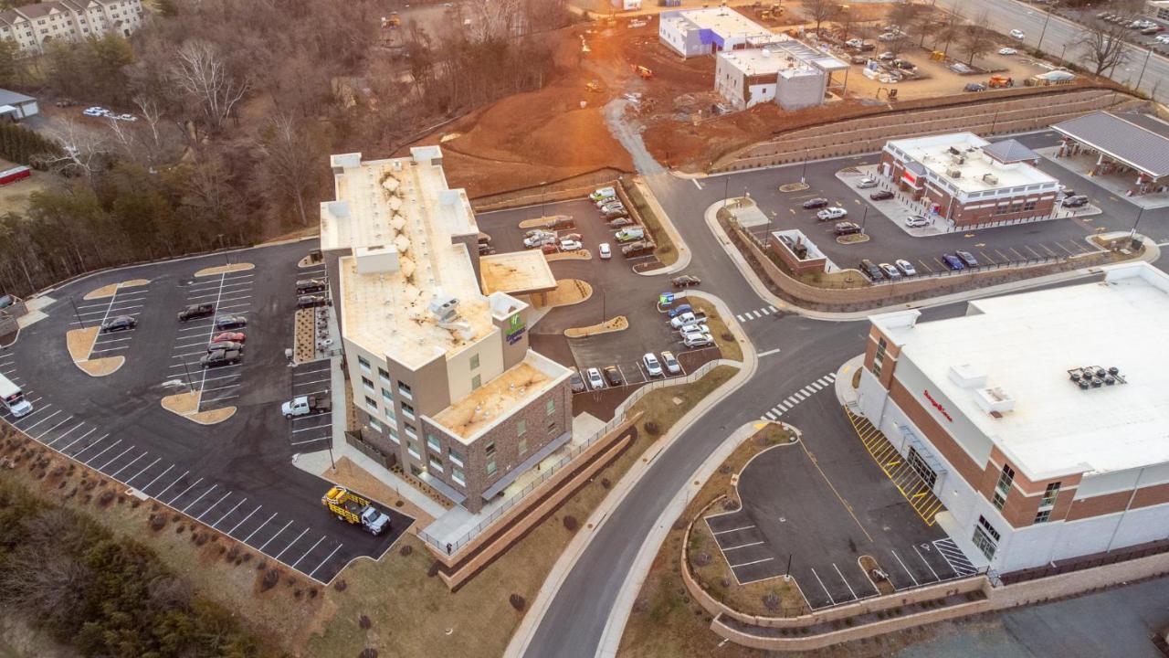 Holiday Inn Express & Suites Charlottesville By Ihg Bagian luar foto