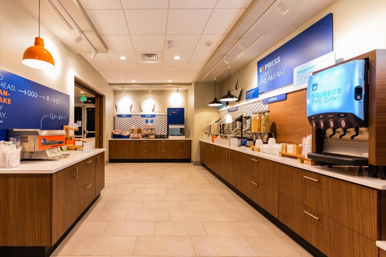 Holiday Inn Express & Suites Charlottesville By Ihg Bagian luar foto