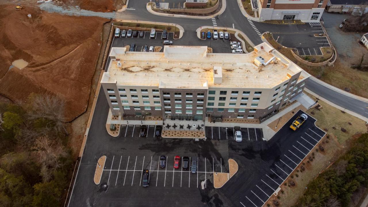 Holiday Inn Express & Suites Charlottesville By Ihg Bagian luar foto