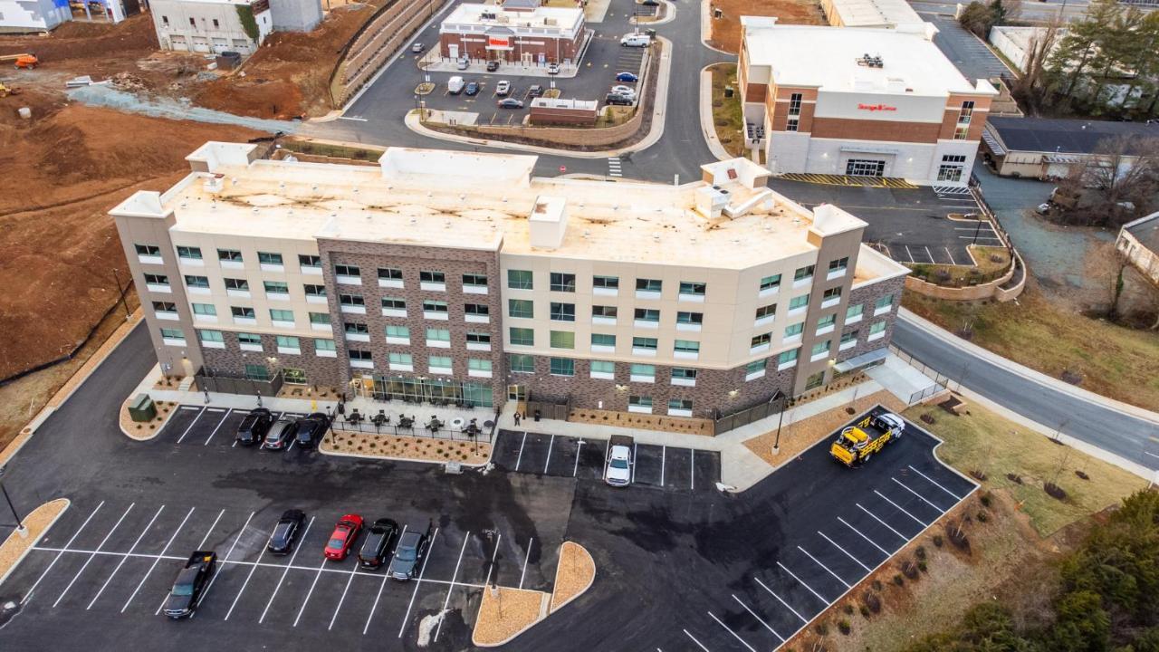 Holiday Inn Express & Suites Charlottesville By Ihg Bagian luar foto