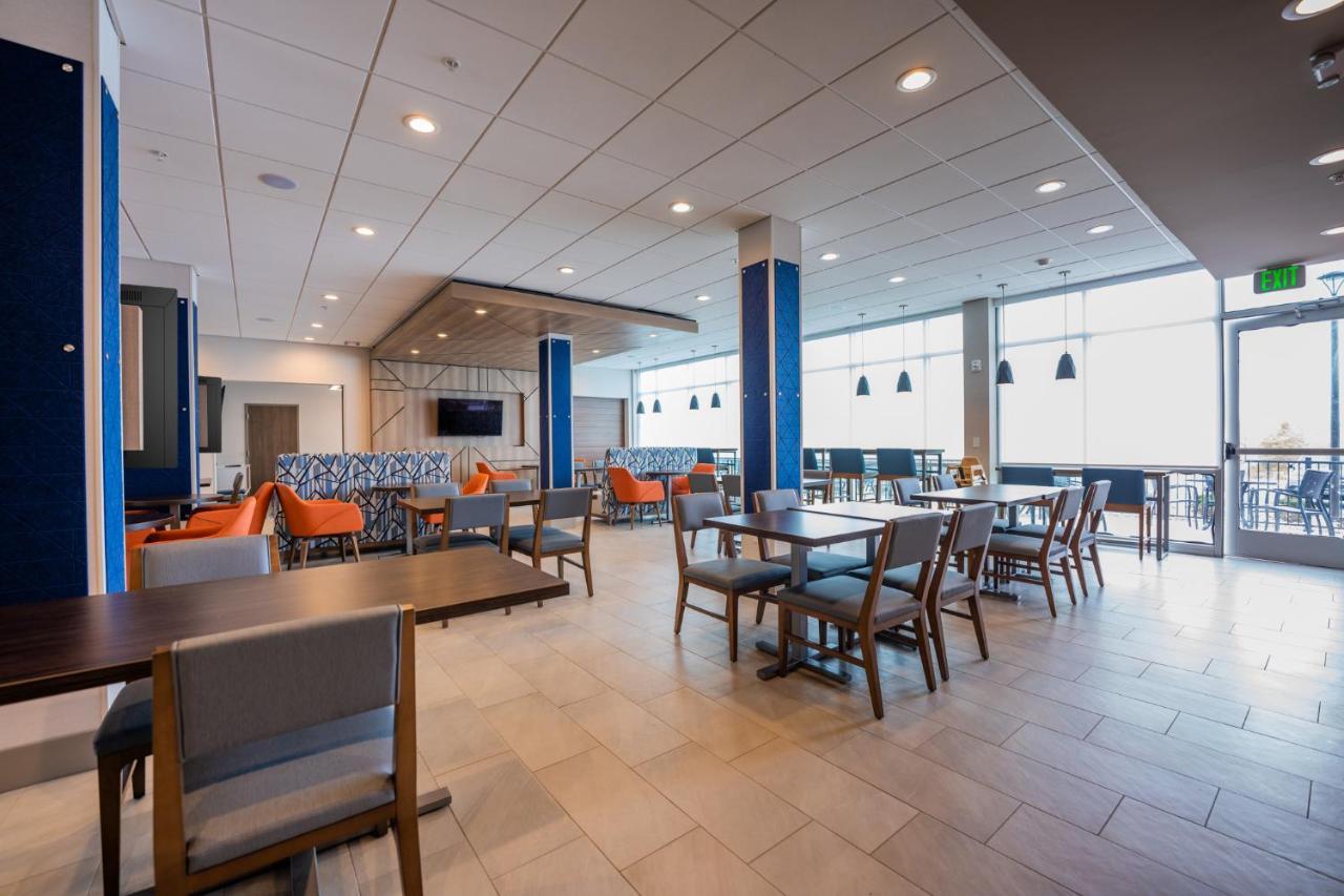 Holiday Inn Express & Suites Charlottesville By Ihg Bagian luar foto