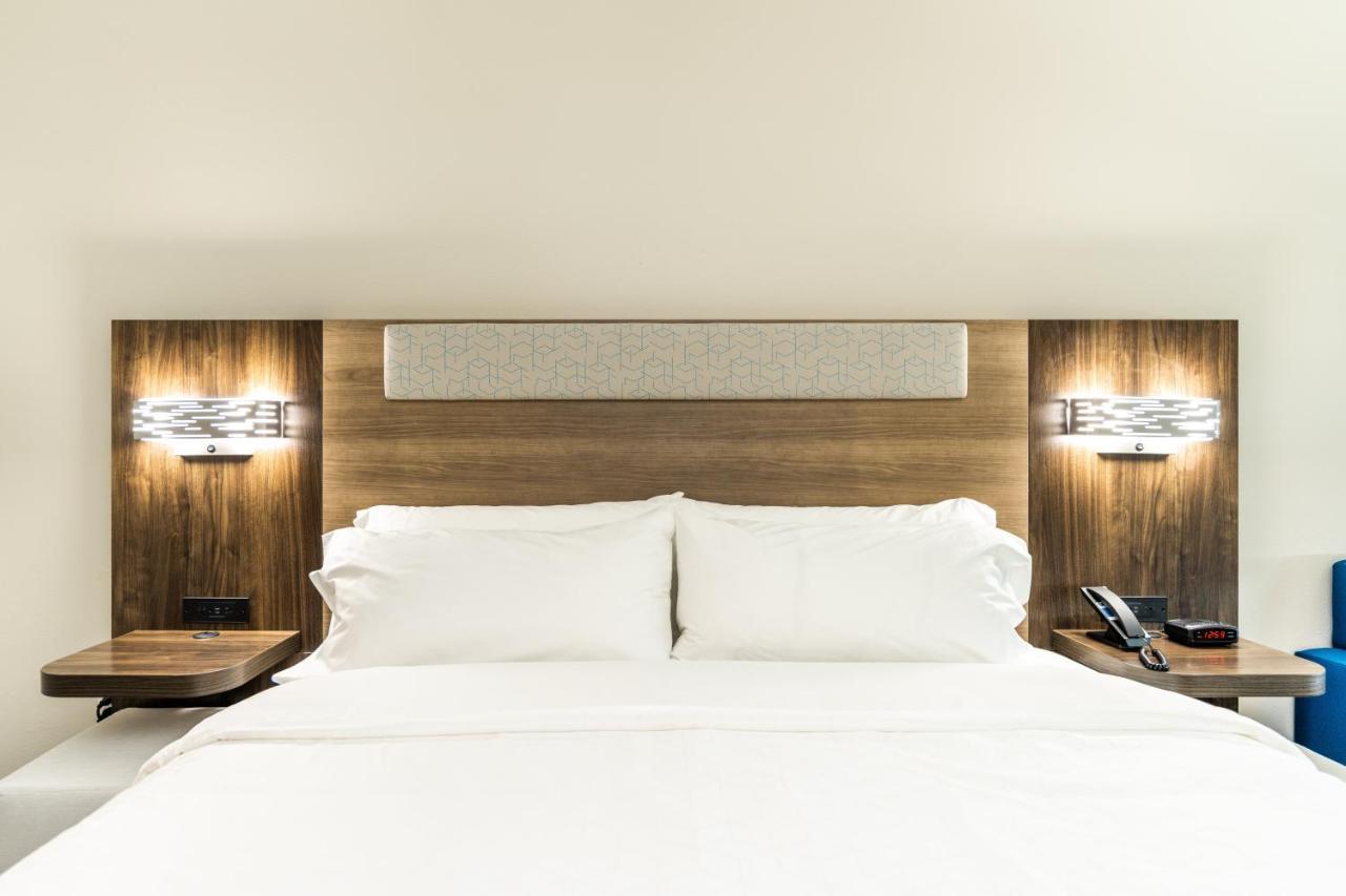 Holiday Inn Express & Suites Charlottesville By Ihg Bagian luar foto