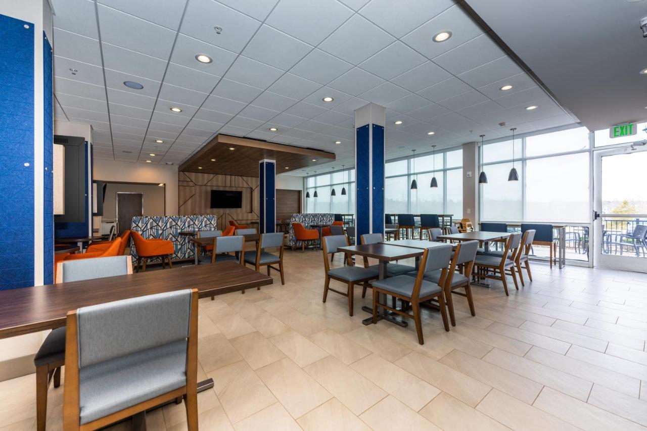 Holiday Inn Express & Suites Charlottesville By Ihg Bagian luar foto