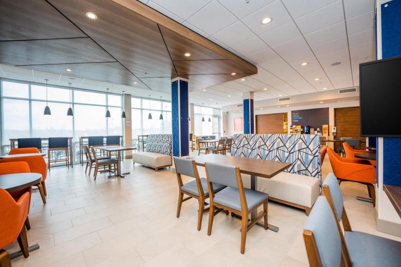 Holiday Inn Express & Suites Charlottesville By Ihg Bagian luar foto